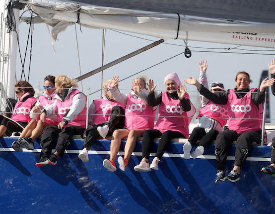 Le donne del team di Kind of Magic Coop sulla barca