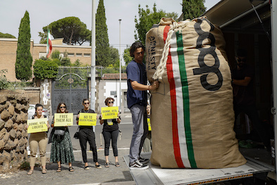 arrivo del sacco con le cartoline coop davanti all'ambasciata iraniana